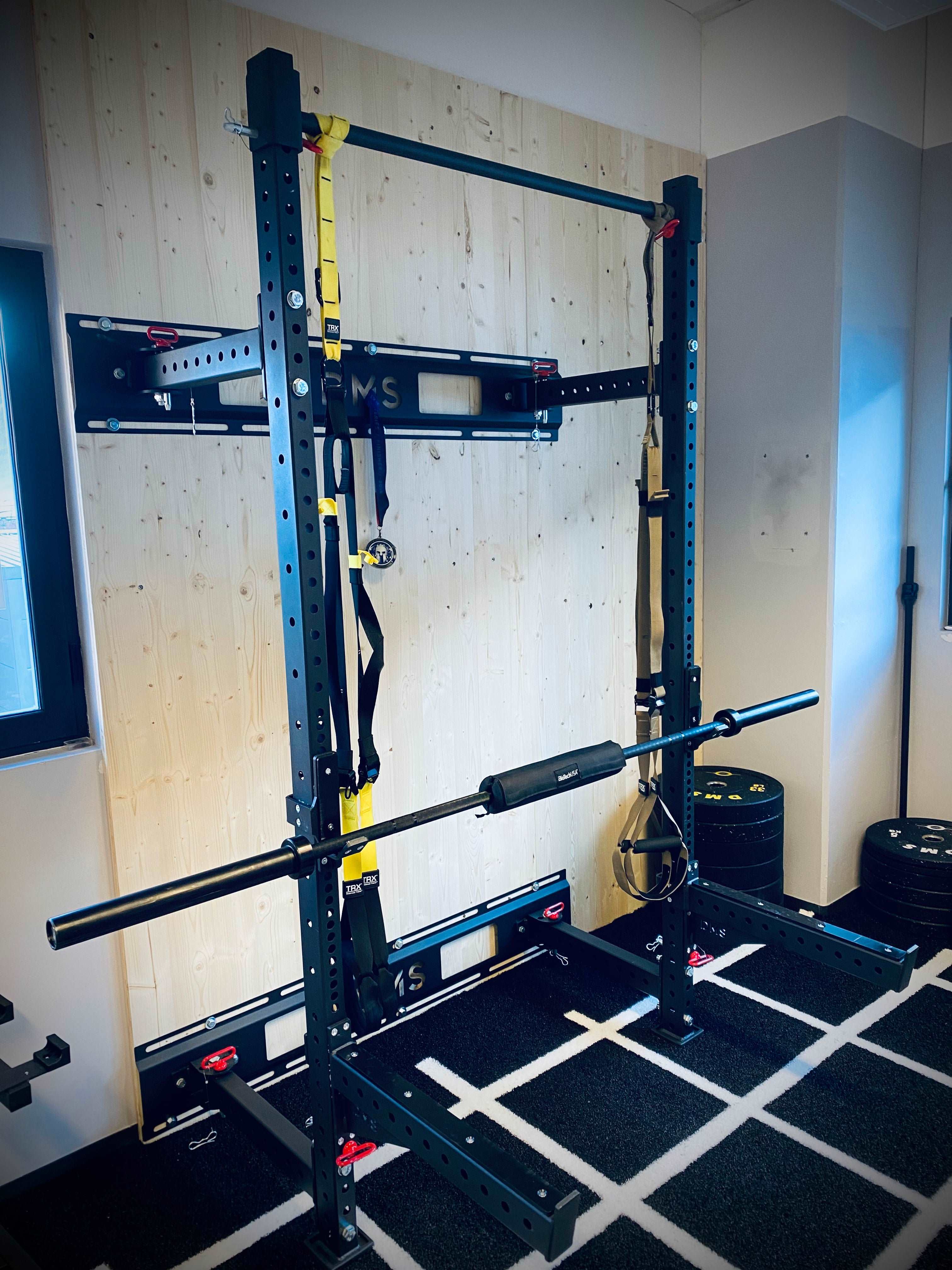 Foldable Wall Rack with HTB 20 kg Bar + Hi-Temp Bumpers with colored Flecks
