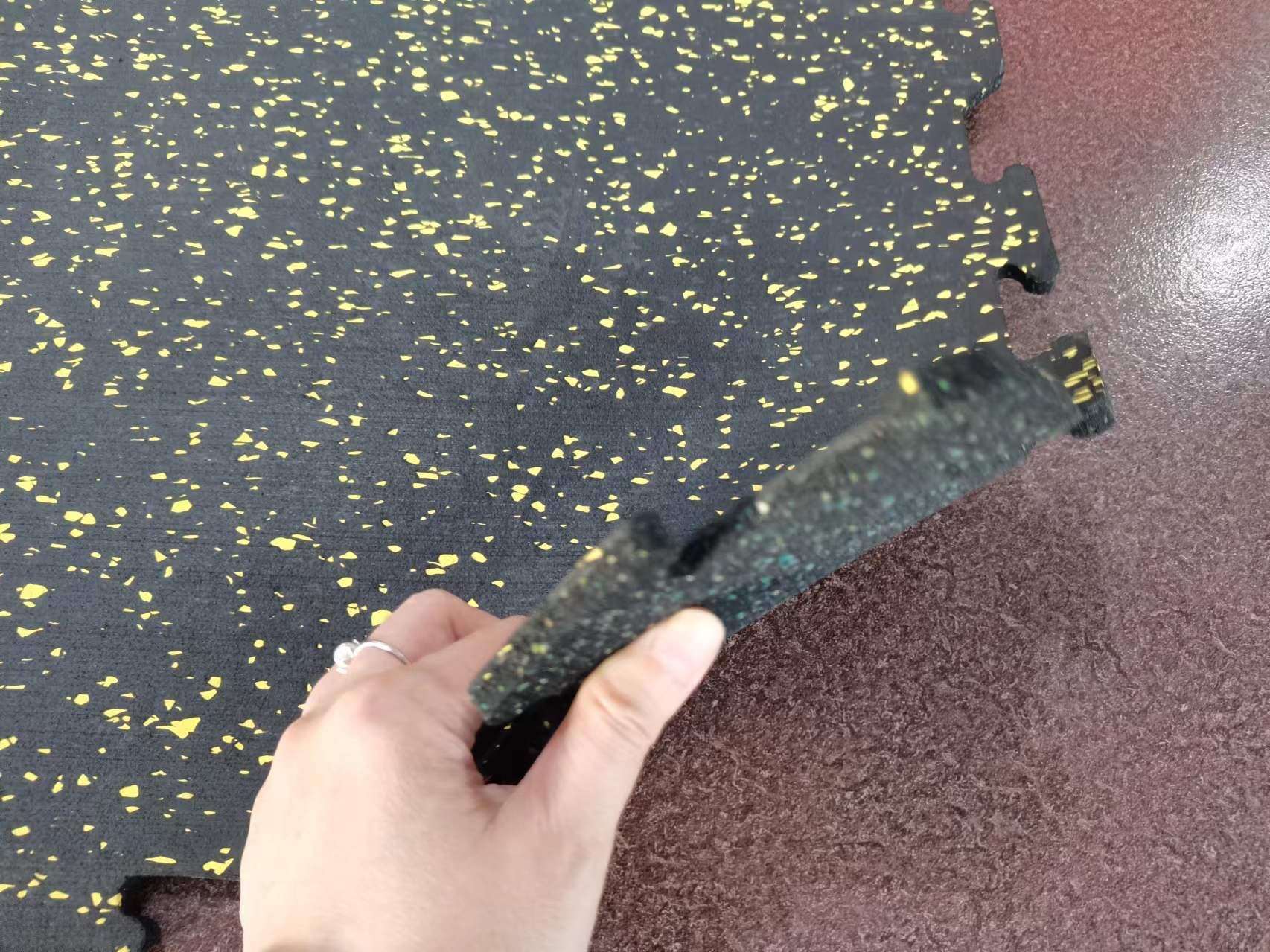 EPDM Puzzle Tiles with PU Foam Base